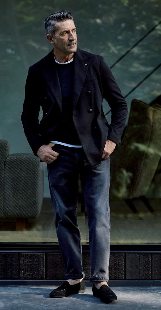 ▲ ジャケットは上と同じ。ニット3万6300円/ジョン スメドレー(ビームス 六本木ヒルズ)、Tシャツ1万4300円/サンスペル(サンスペル 表参道店)、デニム3万7400円/トリプル ダブル(ノウン)、靴4万4000円/フェランテ ヴィアッジョ(エスディーアイ)