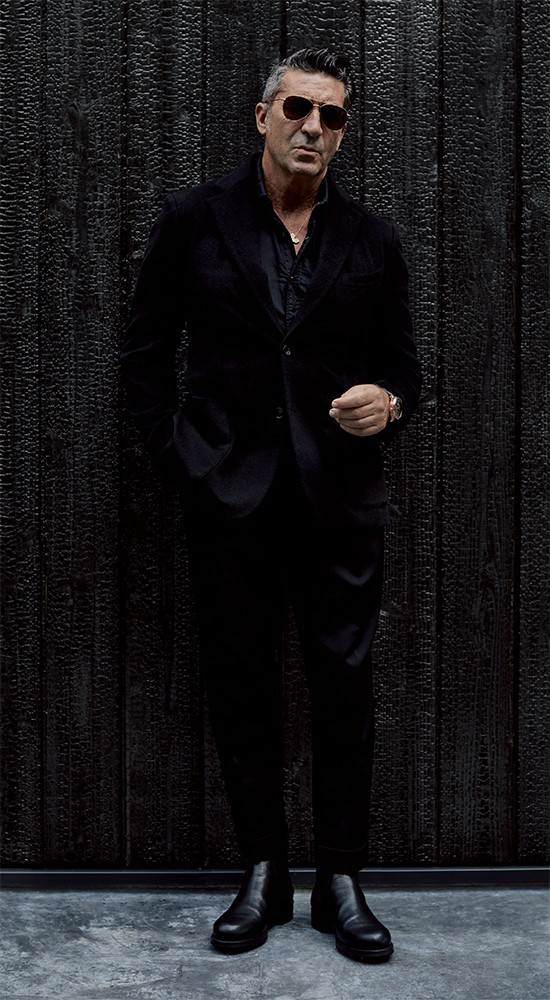 ジャケットは上と同じ。シャツ2万6400円／タリアトーレ（トレメッツォ）、パンツ3万9600円／コロン（エンメ）、サングラス4万4000円／アイヴァン 7285（アイヴァン 7285 トウキョウ）、時計540万6500円／IWC、ブーツ12万4300円／フラテッリ ジャコメッティ（ウィリー）、そのほかはスタイリスト私物