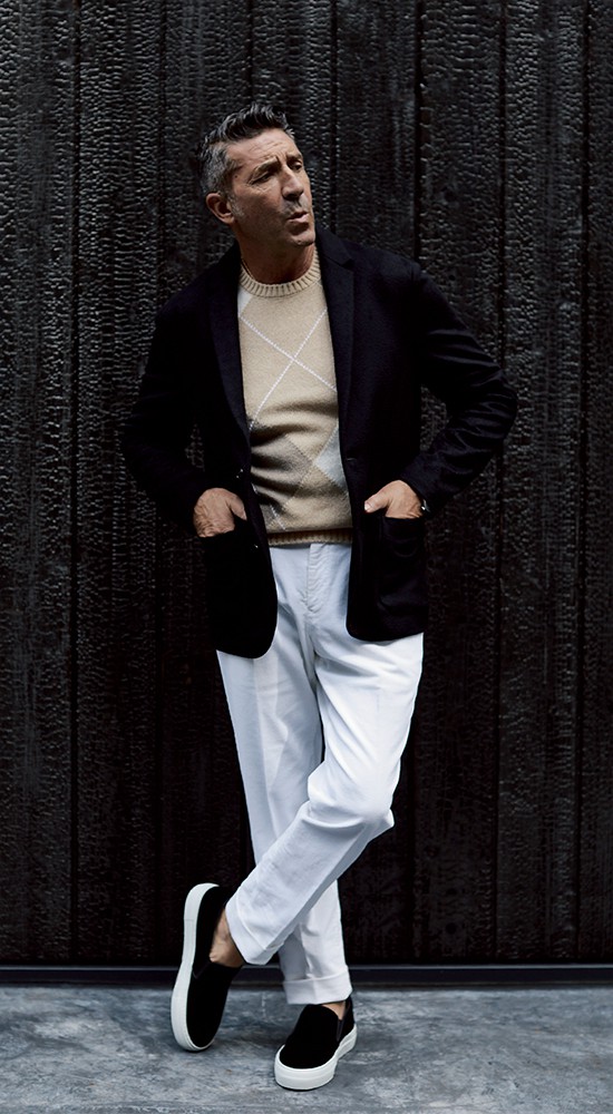 ジャケットは上と同じ。ニット3万9600円／グランサッソ（エスディーアイ）、パンツ3万8500円／ピーティー トリノ（ビームス 六本木ヒルズ）、時計90万7500円／IWC、靴3万5200円／ペリーコ サニー（アマンオンラインストア）