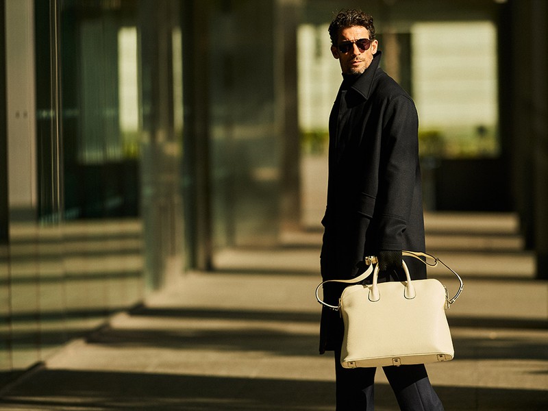 コート13万2000円/シーラップ(エスディーアイ)、ニット2万4200円/グランサッソ(グジ 東京店)、パンツ3万6300円/ポール・スチュアート(ポール・スチュアート 青山本店)、サングラス4万4000円/アイヴァン 7285(アイヴァン 7285 トウキョウ)、グローブ1万5400円/ピアッツァ イン モーダ(バーニーズ ニューヨーク カスタマーセンター)、靴18万7000円/ジェイエムウエストン(ジェイエムウエストン 青山店)