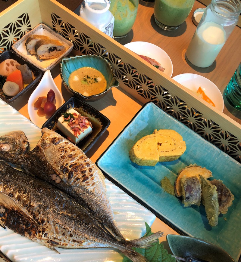 鯵のひらきに炊きたてごはん……充実の和朝食。