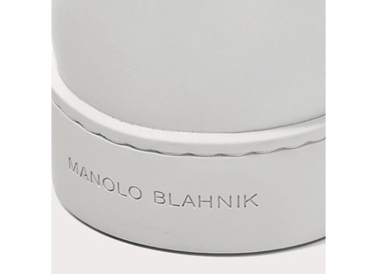 あの「マノロ ブラニク」のスニーカーは、やっぱり上品なのに不良(ワル