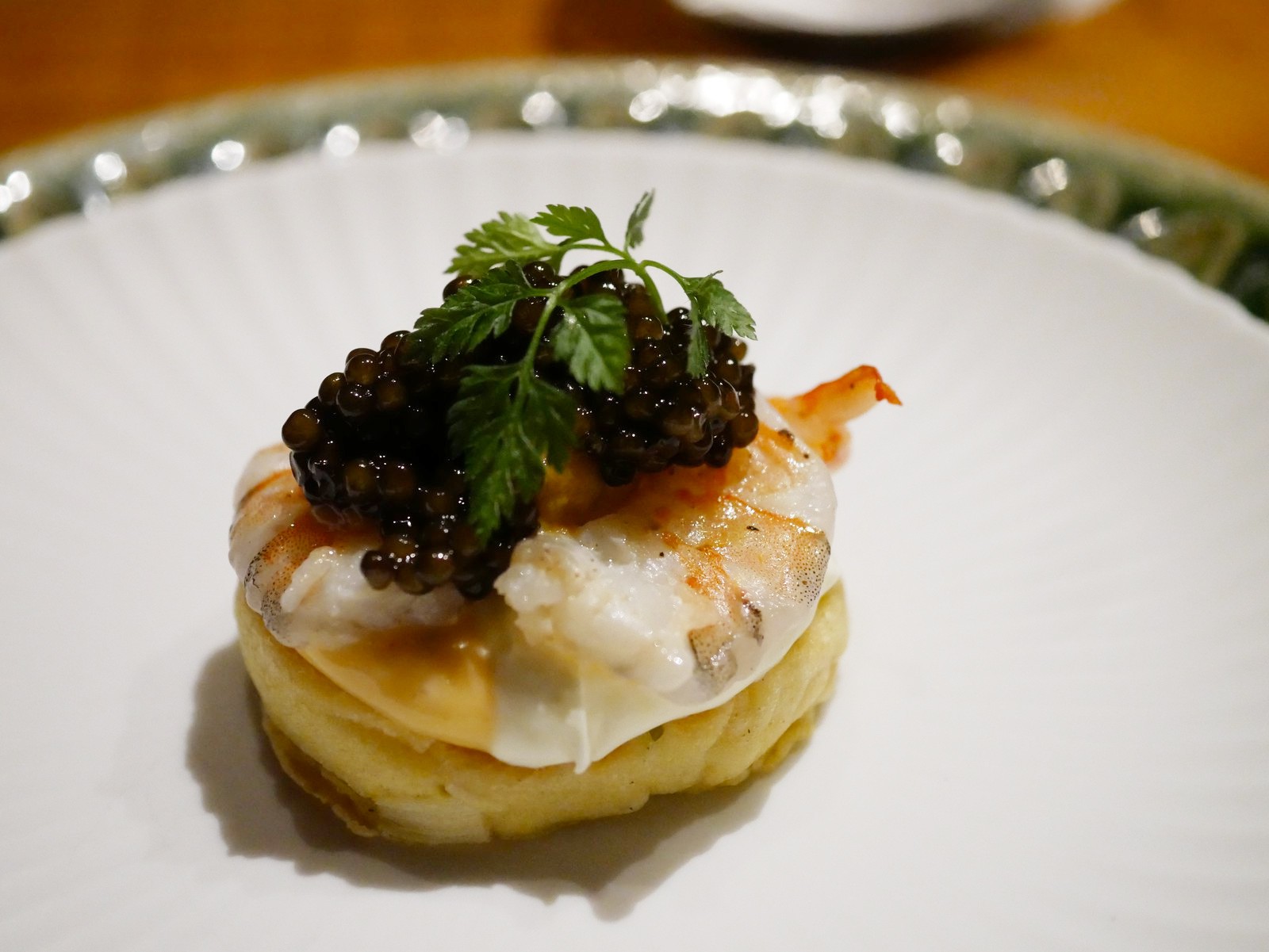 久岡寛平料理長のスペシャリテでもある「八坂パンケーキ」は、ウニとエビにキャビアをあしらった贅沢な前菜