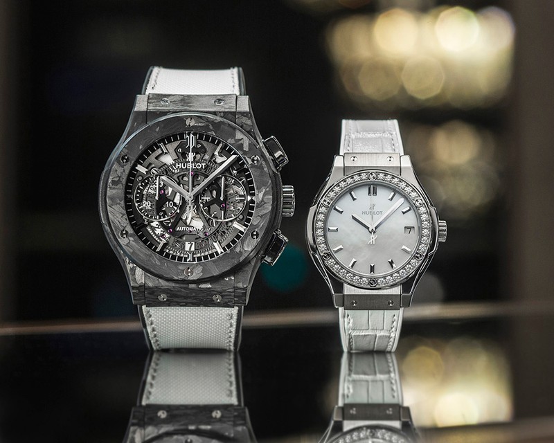 ▲左から、「アエロ・フュージョン クロノグラフ フロステッドカーボン」自動巻き、フロステッド カーボンファイバーケース(45mm)、ファブリック&ラバーストラップ、5気圧防水。国内ブティック限定。242万円、「クラシック・フュージョン パールホワイト ダイヤモンド」クォーツ、Tiケース(33mm)、アリゲーター&ラバーストラップ、5気圧防水。日本限定。123万2000 円/ともにウブロ