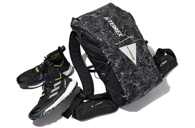 ▲ バッグ[W28×H52×D15cm]2万4200円、スニーカー3万3000円／ともにアディダス テレックス × アンドワンダー（アンドワンダー）