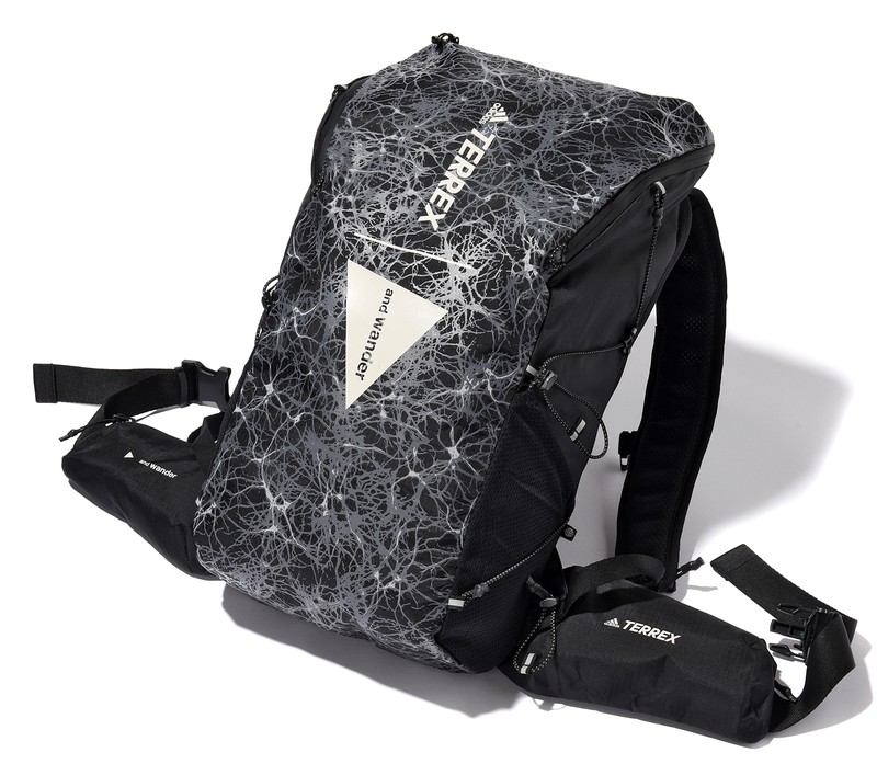 ▲ バッグ[W28×H52×D15cm]2万4200円／アディダス テレックス × アンドワンダー（アンドワンダー）