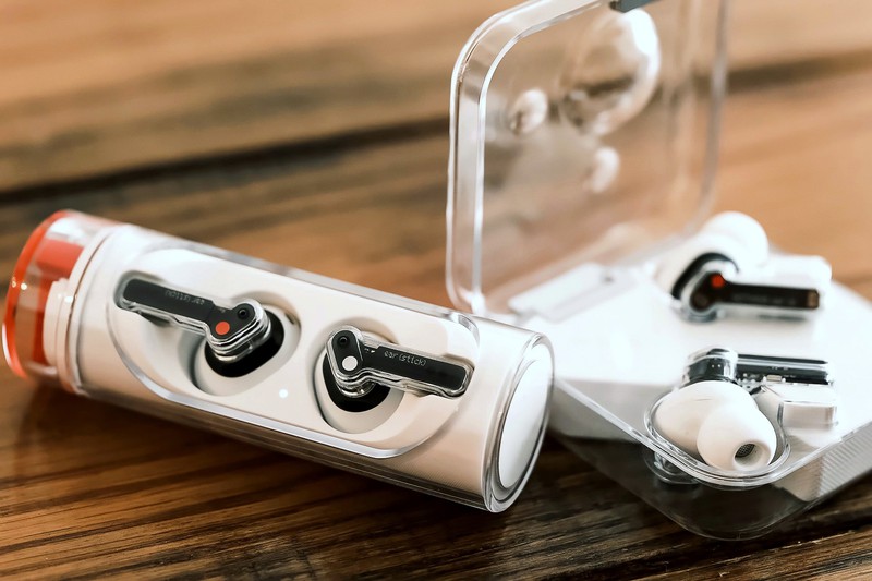 左：「Nothing Ear (stick)」1万6800円、右：「Nothing Ear (1)」1万8500円／ともにNothing Technology