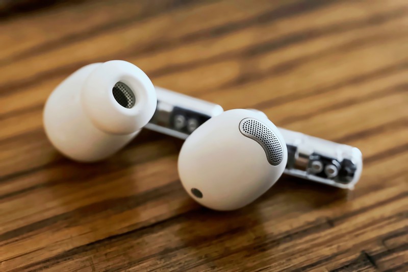 左：カナル型の「Nothing Ear (1)」、右：ハーフインイヤー型の「Nothing Ear (stick)」。