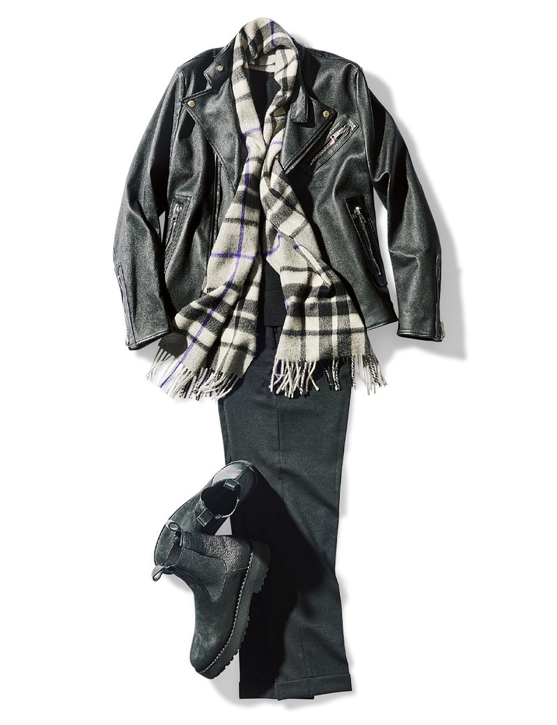 ストール3万9600円/ジョシュア エリス(グリニッジ ショールーム)、ブルゾン33万円、ニット4万9500円、ブーツ9万9000円/すべてウノ ピゥ ウノ ウグァーレ トレ、パンツ5万5000円/ウノ ピゥ ウノ ウグァーレ トレ×ジャブスアルキヴィオ(すべてウノ ピゥ ウノ ウグァーレ トレ 表参道ヒルズ)