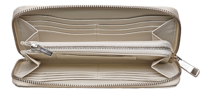  ［W19×H10×D2.5㎝］ 3万5200円／ペッレ モルビダ（ペッレ モルビダ 銀座本店）
