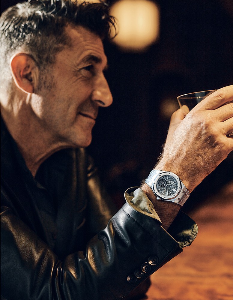 ▲ 時計は上と同じ。ジャケット13万2000円/タリアトーレ(トレメッツォ)、シャツ2万4200円/バレナ(三喜商事)