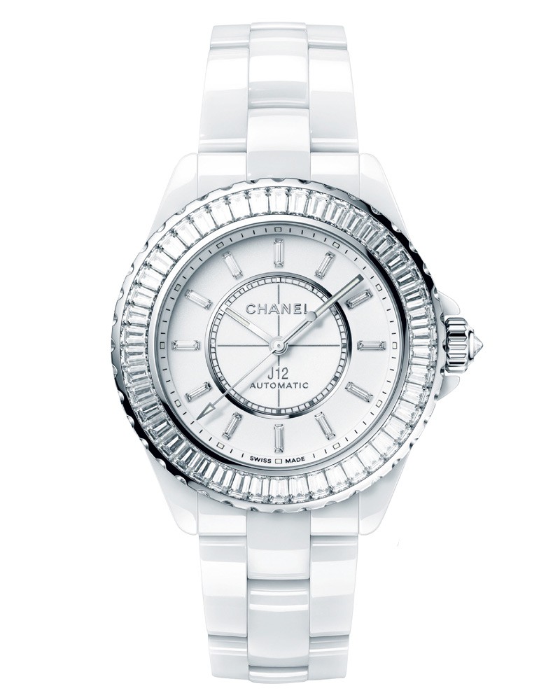 ▲ 『J12 バゲット ダイヤモンドベゼル』自動巻き、ダイヤモンド×18KWGベゼル、高耐性ホワイトセラミックケース(38mm)×ブレスレット。50m防水。1474万円/シャネル(シャネル カスタマーケア)