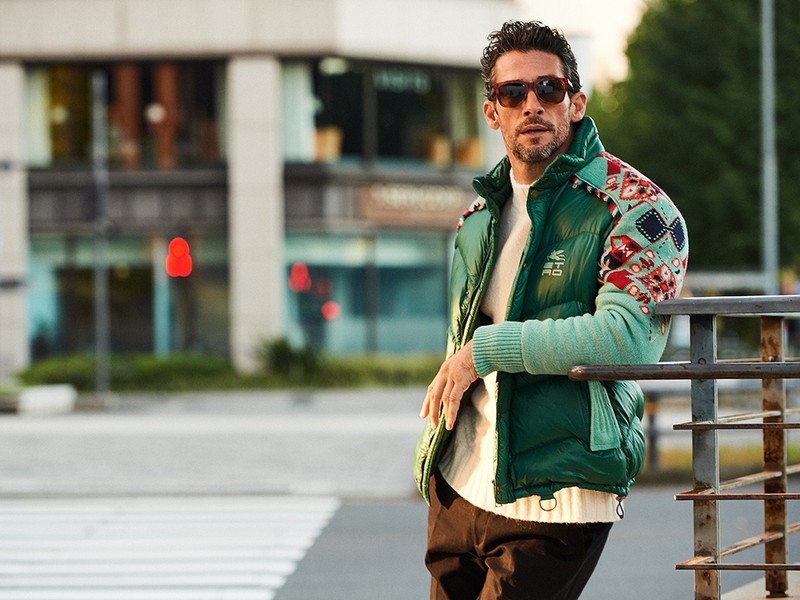 ダウン36万3000円、ニット10万5600円、パンツ5万8300円、サングラスは参考商品/すべてエトロ(エトロ ジャパン)