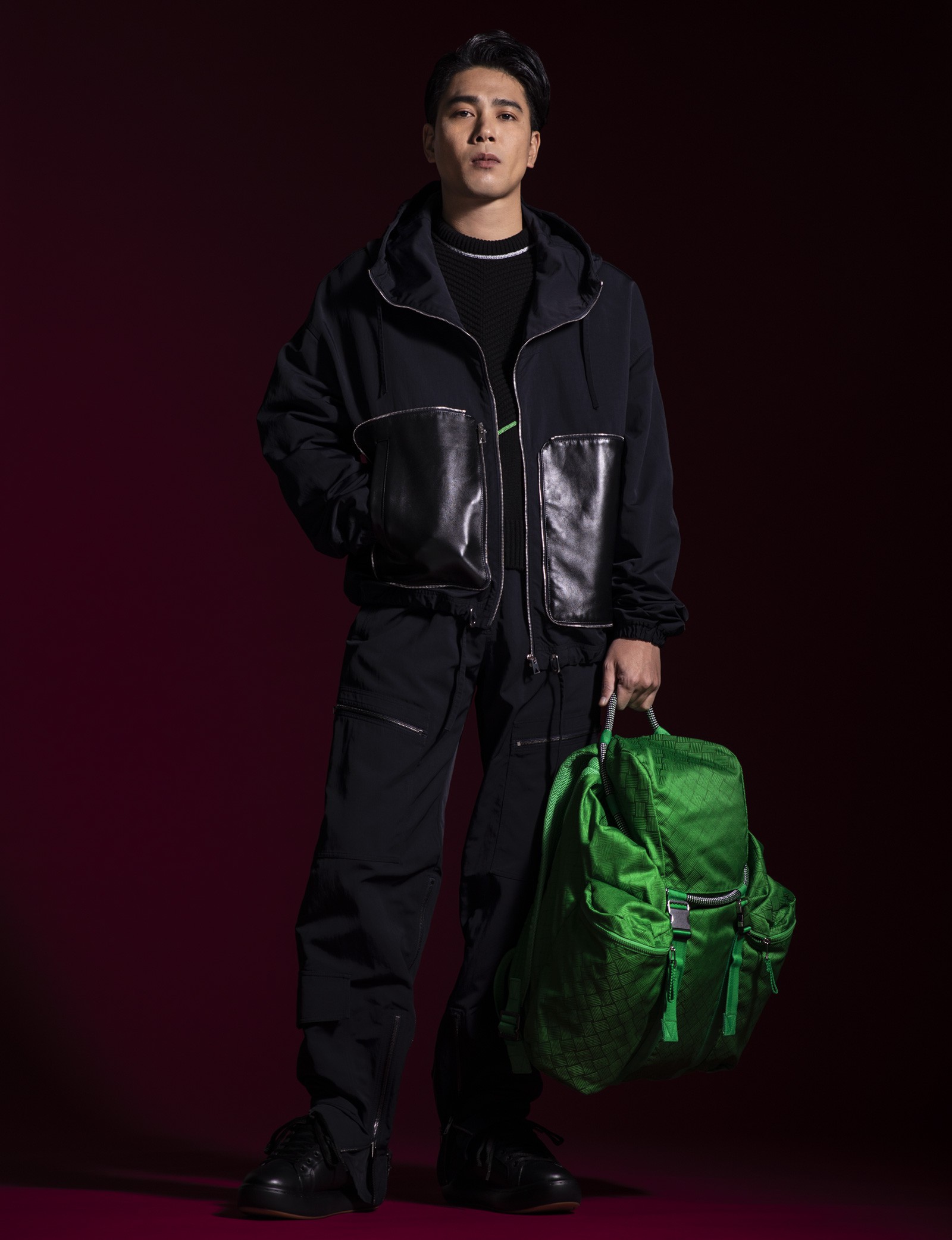 ▲ バッグ【W33.5×H42×D14.5cm】33万円、ブルゾン32万7800円、ニット28万4900円、パンツ15万9500円、スニーカー12万1000円/すべてボッテガ・ヴェネタ(ボッテガ・ヴェネタ ジャパン)
