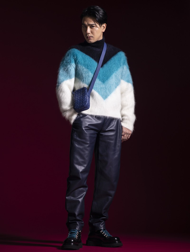 ▲ バッグ【W11×H17×D5cm】22万円、ニット28万4900円、パンツ58万7400円、ブーツ20万3500円、リング10万100円／すべてボッテガ・ヴェネタ（ボッテガ・ヴェネタ ジャパン）