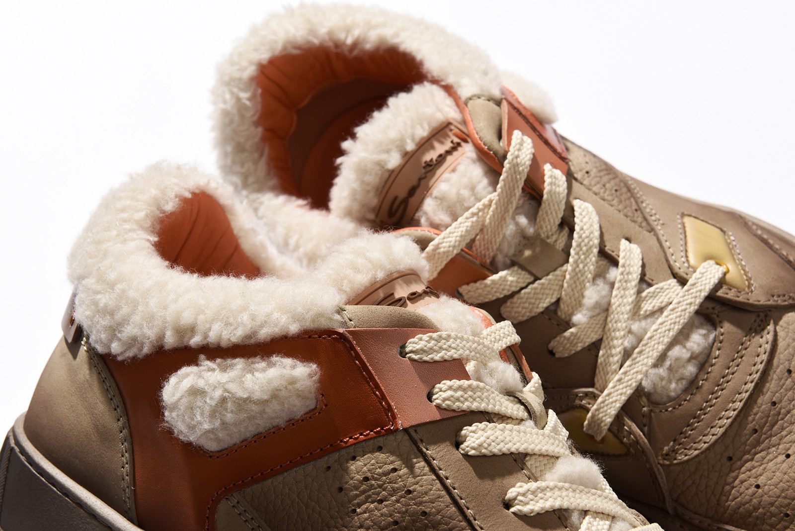 暖かいだけじゃない！ 冬の足元は“もこもこ靴”でほっこりと | メンズ