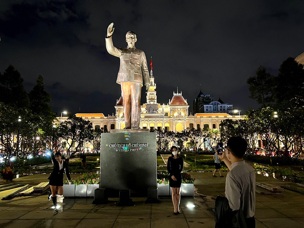 初代ベトナム民主共和国主席 ホー・チ・ミン氏 銅像前