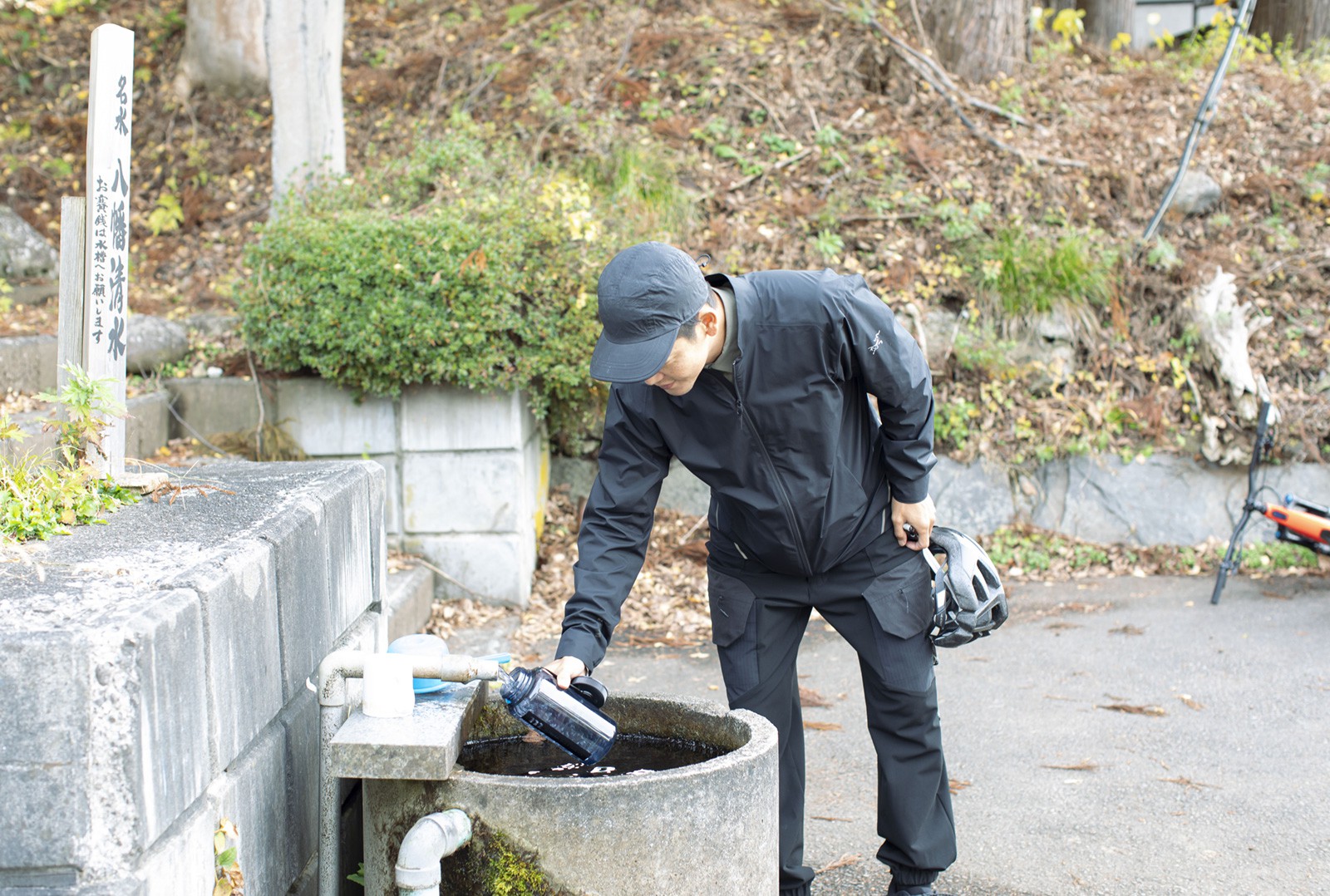 湧き水を汲む駿河さん