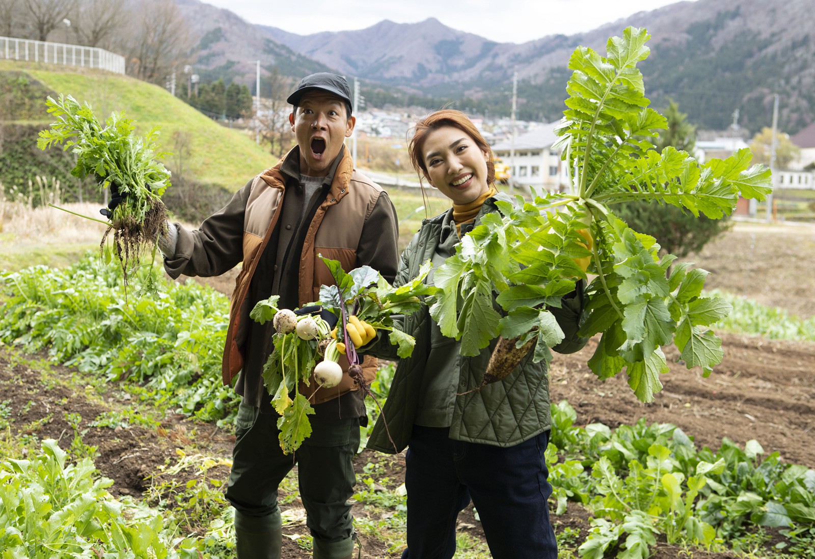 野菜を収穫する駿河さんと青山さん