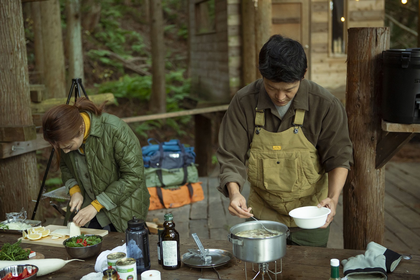 キャンプ料理をする駿河さんと青山さん