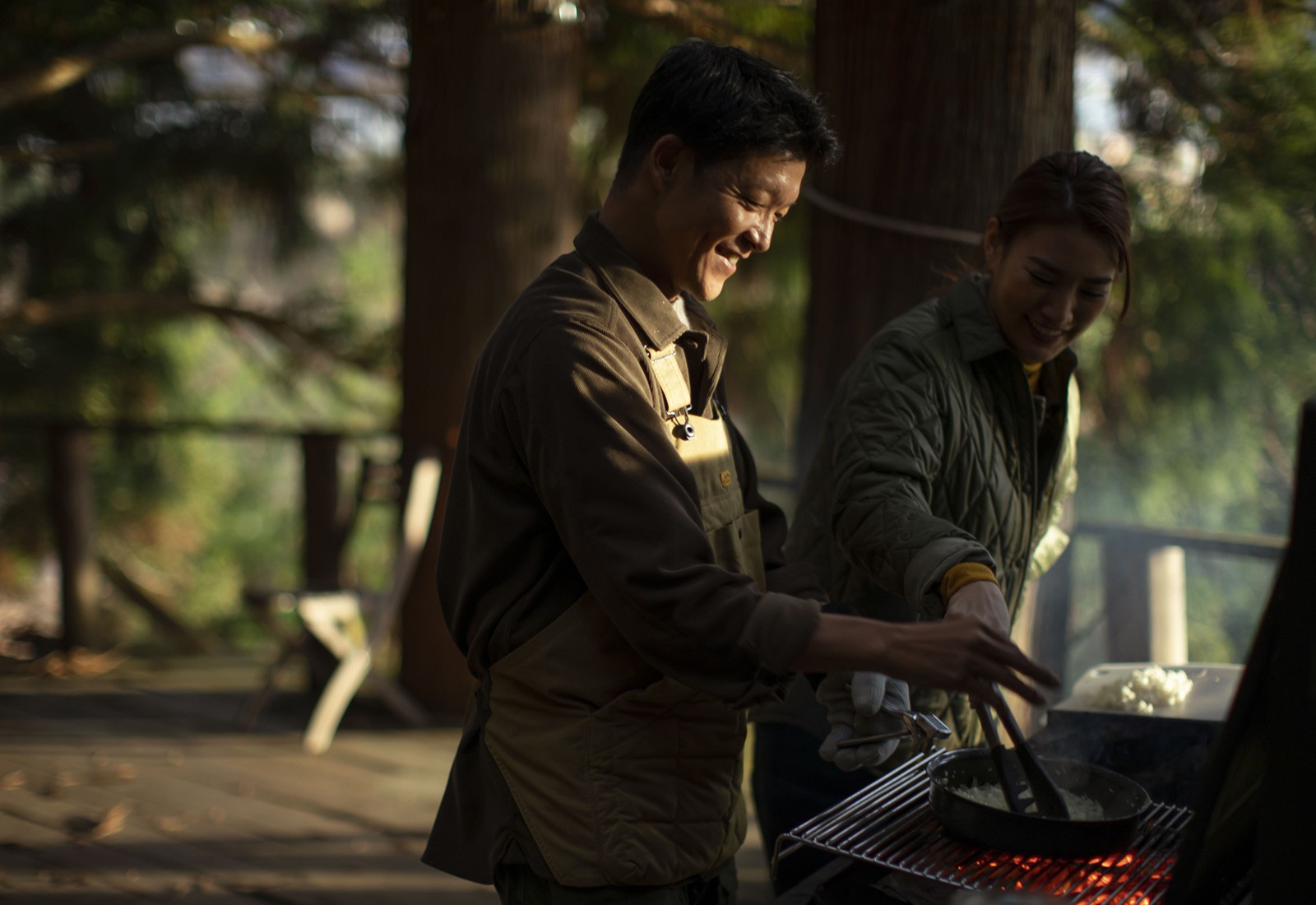 キャンプ料理をする駿河さんと青山さん