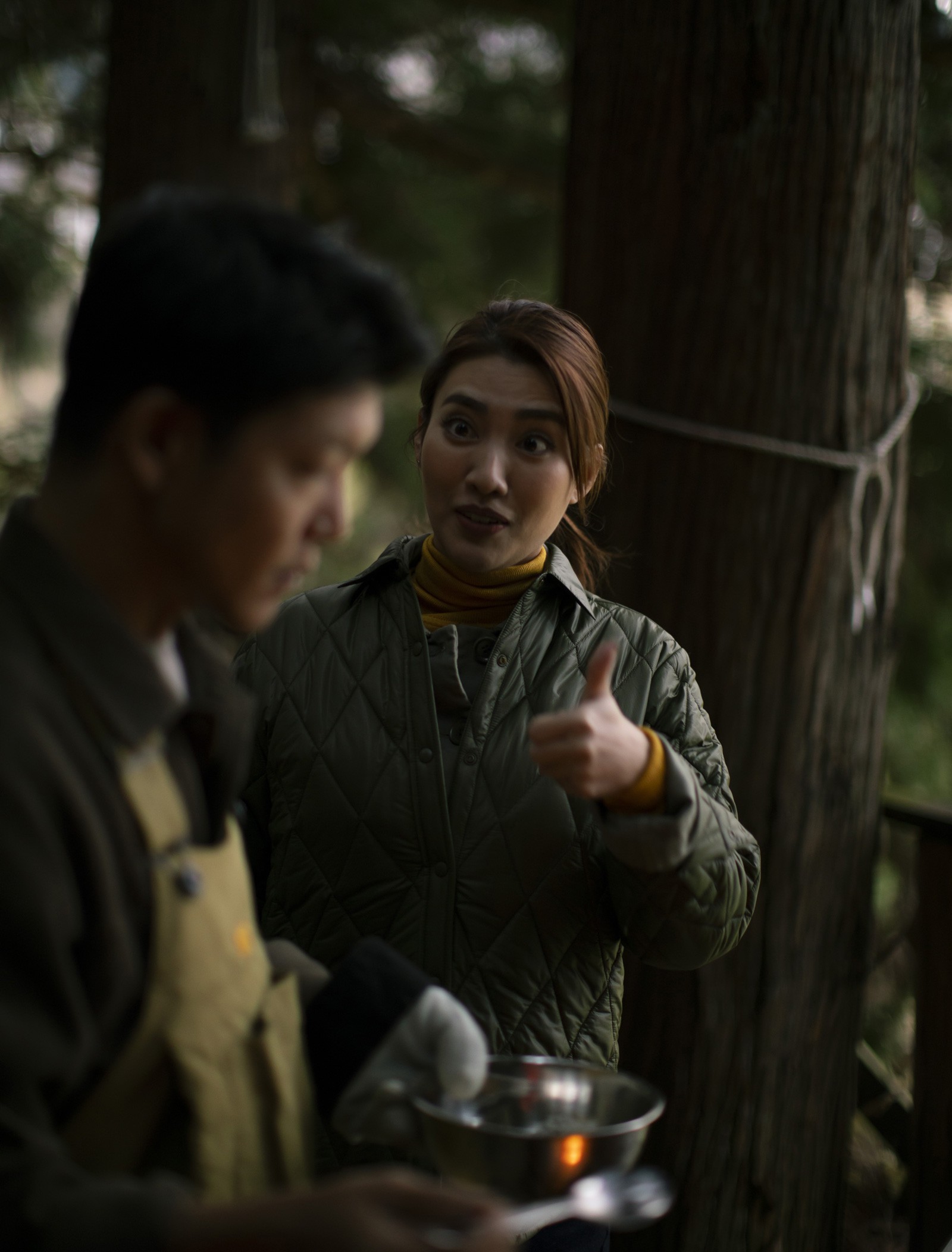 キャンプ料理をする駿河さんと青山さん