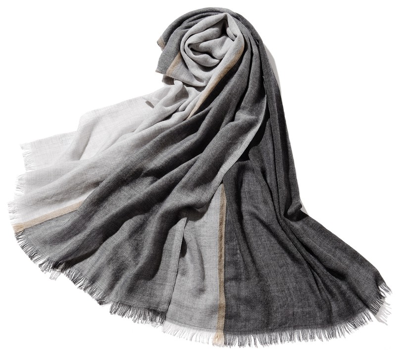 ▲ ストール[約180×75cm] 14万800円／ブルネロ クチネリ（ブルネロ クチネリ ジャパン）