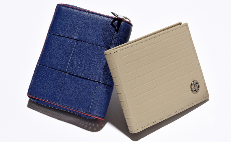 ▲ 財布 右[W9.5×H12×D2cm] 11万円／ボッテガ・ヴェネタ（ボッテガ・ヴェネタ ジャパン）、左[W12×H9.5×D2cm] 6万1600円／ジョルジオ アルマーニ（ジョルジオ アルマーニ ジャパン）
