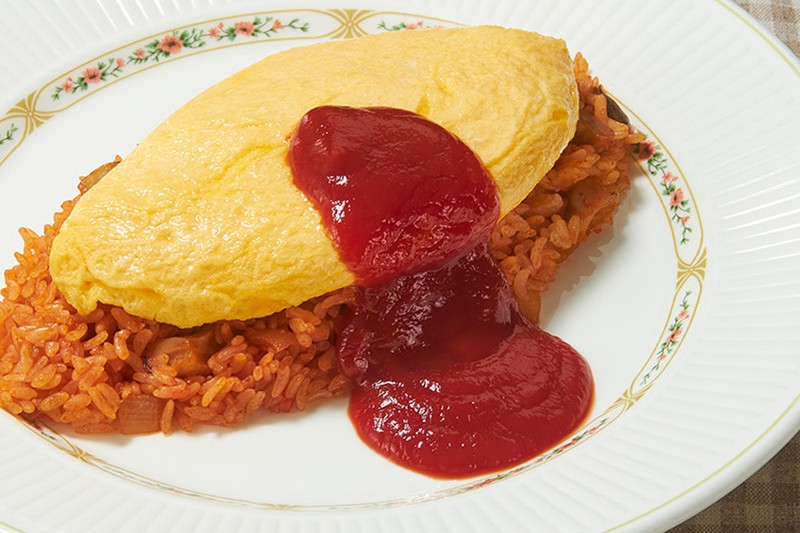 東京プリンスホテル「タンポポオムライス」単品2100円、セット(サラダ・スープ・ドリンク付き)2900円(いずれも税・サービス料込み)