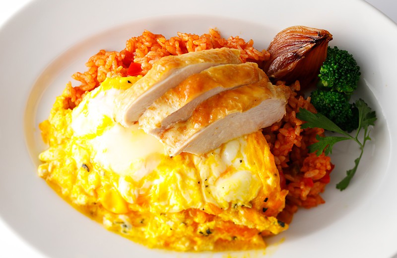 「はかた一番どりのローストチキンオムライス」4600円(税込み・サービス料別)