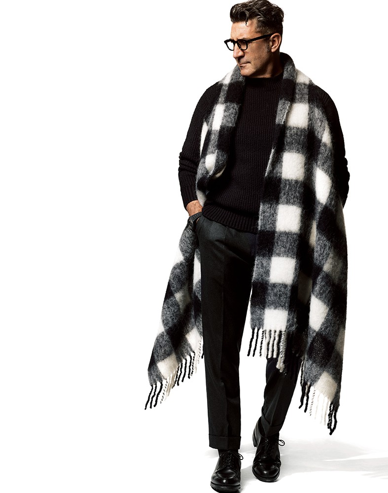 ▲ モノクロ合わせでご覧のとおりの大人顔に! ケープスカーフ4万700円/ウールリッチ(ウールリッチ 二子玉川店)、ニット2万6400円/アウール(アウール阪急メンズ大阪)、パンツ8万3600円/ロータ(ストラスブルゴ カスタマーセンター)、靴9万2400円/クロケット&ジョーンズ(グリフィンインターナショナル)、時計289万3000円/ゼニス、メガネ4万2900円/モスコット(モスコット トウキョウ)