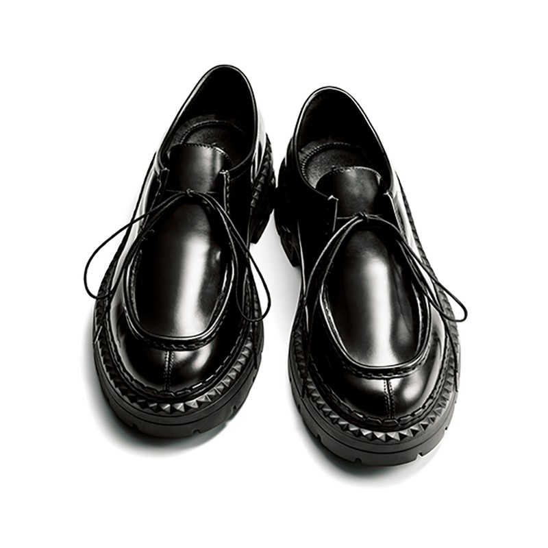 ▲ 靴12万1000円/ジミー チュウ