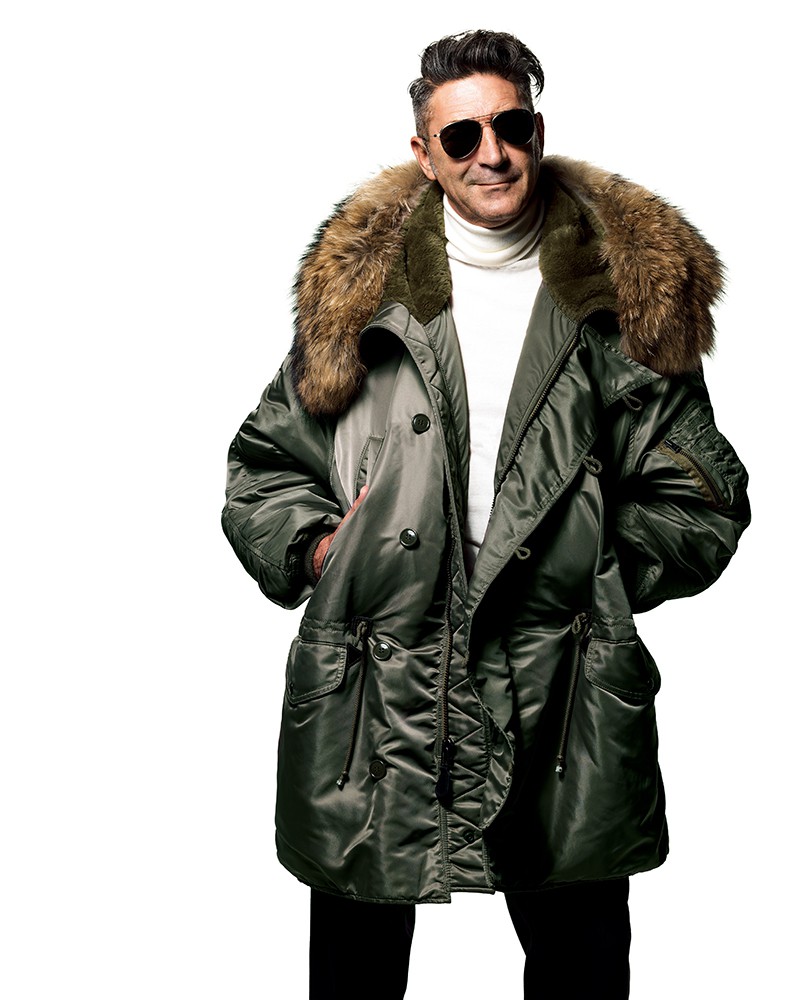 ▲ オヤジは堂々と王道が正解です。ジャケット17万6000円/アヴィレックス7522(ワグ インク)、ニット2万5300円/バーニーズ ニューヨーク、パンツ3万1900円/ビー エイブル(ともにバーニーズ ニューヨーク カスタマーセンター)、サングラス4万4000円/アイヴァン 7285(アイヴァン 7285 トウキョウ)