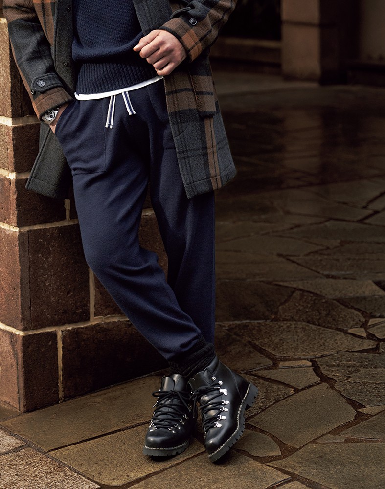 ▲ パンツ15万1800円/フェデリ(トレメッツォ)、コート13万2000円/ウールリッチ(ウールリッチ 二子玉川店)、ニット4万6200円/スローン、Tシャツ2万7500円/フェデリ(トレメッツォ)、時計103万4000円/ゼニス、靴8万1400円/パラブーツ(パラブーツ青山店)