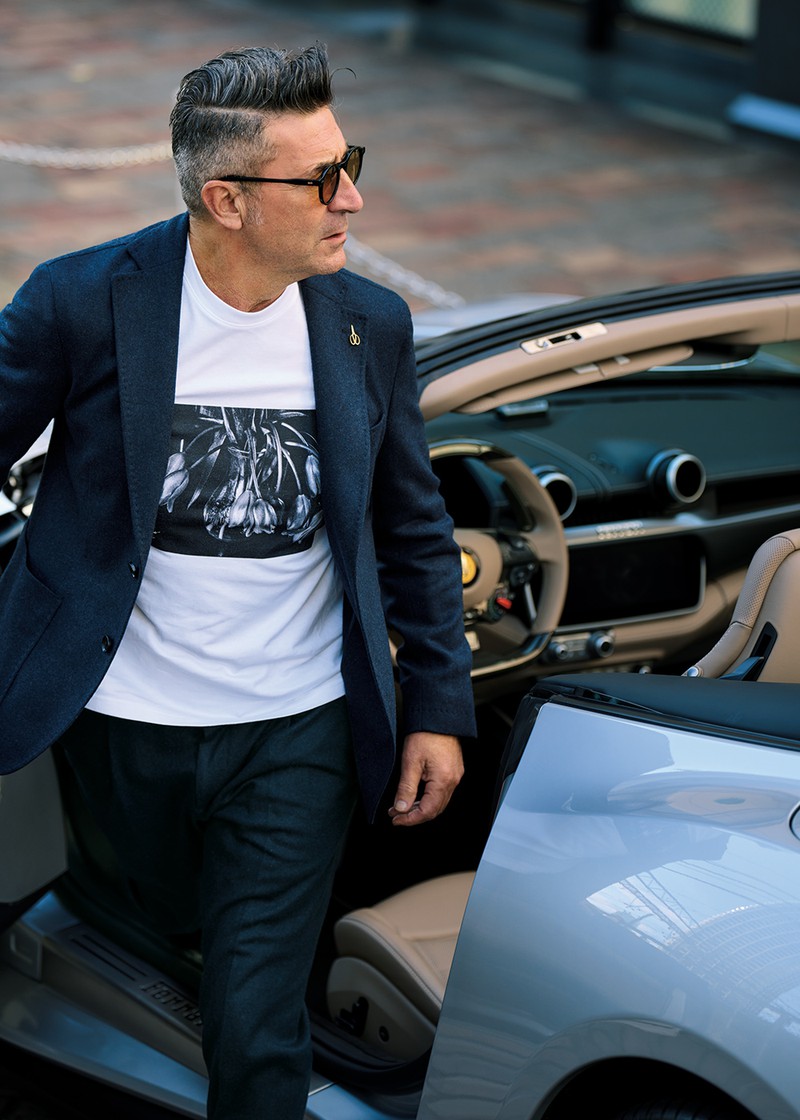 ジャケット16万2800円、パンツ7万5900円/ともにパオローニ(ARIMOTO)、Tシャツ9460円/アウール(アウール阪急メンズ大阪)、サングラス5万1700円/モスコット(モスコット トウキョウ)