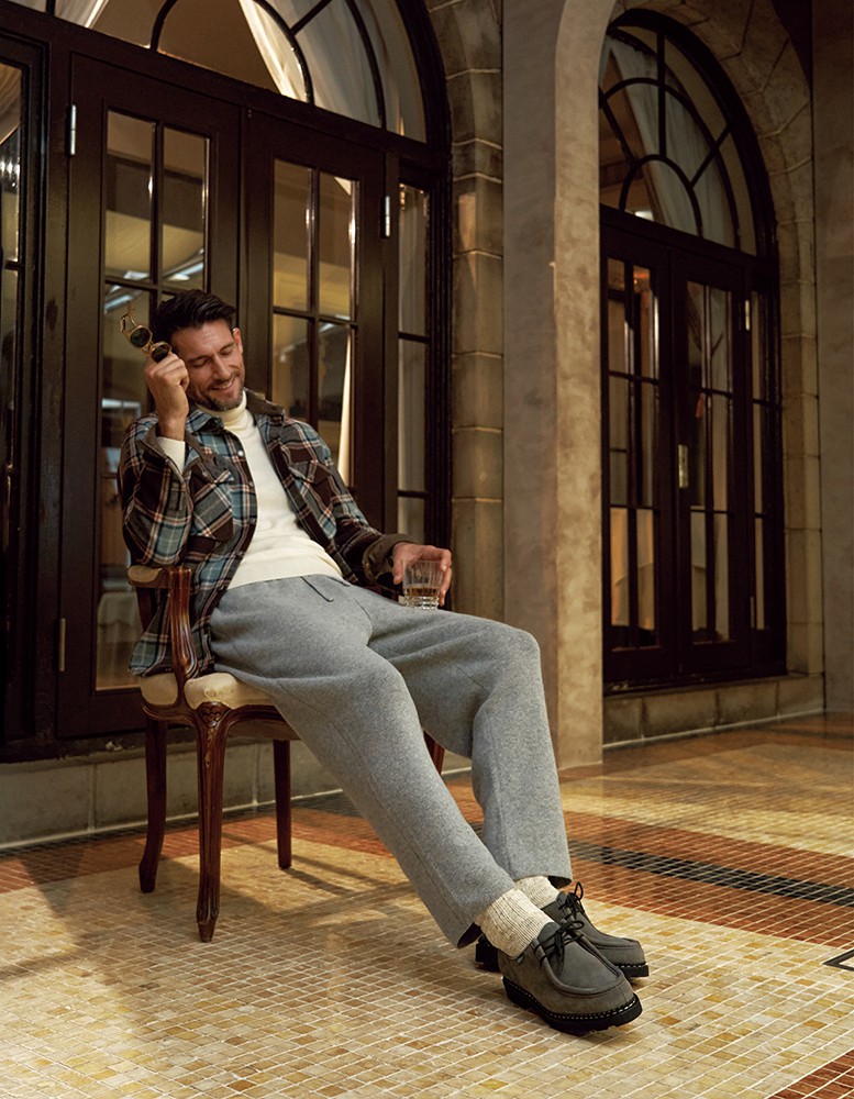 ▲ パンツ3万8500円/アンドイーズ(フェアファクスコレクティブ)、シャツ3万9600円/ウールリッチ(ウールリッチ二子玉川店)、ニット2万4200円/グランサッソ(エスディーアイ)、サングラス3万7400円/ティービーディー アイウエア(ダウンタウン)、靴7万9200円/パラブーツ(パラブーツ青山店)