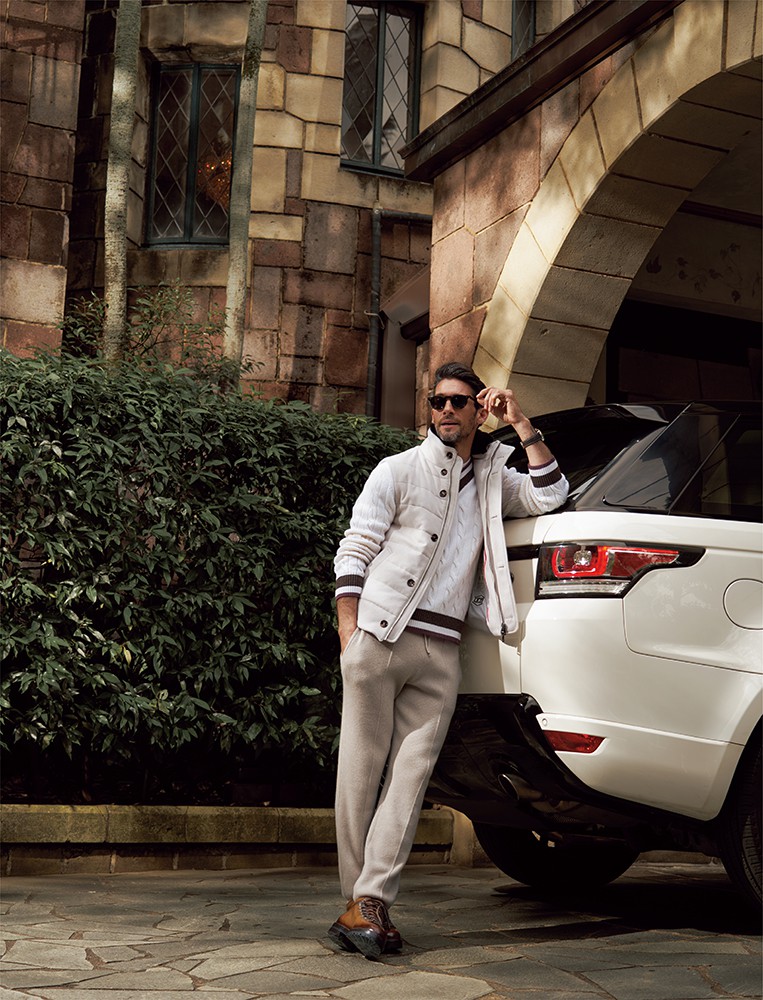 ▲ パンツ8万4700円/ピセア、ダウンベスト23万1000円/キーレッド(ストラスブルゴ カスタマーセンター)、ニット4万2900円/グランサッソ(エスディーアイ)、サングラス3万9600円/ティービーディー アイウエア(ダウンタウン)、時計52万4700円/チューダー(日本ロレックス/チューダー)、靴14万9600円/フラテッリ ジャコメッティ/マルモラーダ(ウィリー)