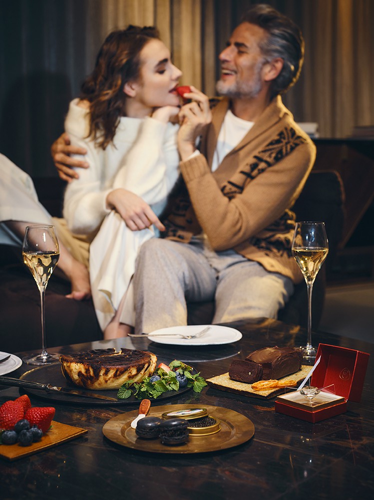 シャンパンとスウィーツの相性もピッタリ!男性●カーディガン5万2800円/ラッファ モリーナ、ニット2万4200円/グランサッソ(ともにエスディーアイ)、パンツ6万6000円/ロータ(リング 東京店) 女性●すべてスタイリスト私物