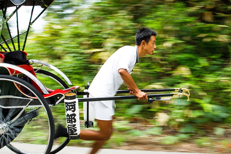 ▲ 冒険のない日々は、阿部さんは浅草で人力車業を営んでいるとのこと。「海外に出て自分が自国の文化を知らないことを痛感しました。この仕事はトレーニングにもなるし、観光案内のために日本文化も勉強するので、うってつけなんです」