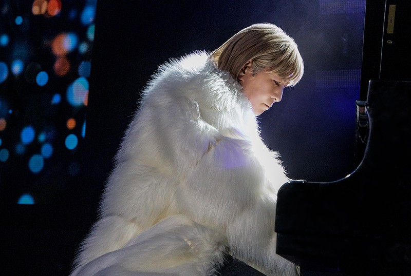 小室哲哉さんによるピアノソロ演奏。「DEPARTURES」「寒い夜だから…」