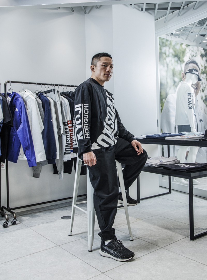 ▲ 堀口恭司モデル パッカブル トレーニングウエアセット 2万6000円(カットソー、パンツ、収納袋のセット価格)/ロンズデール、その他本人私物