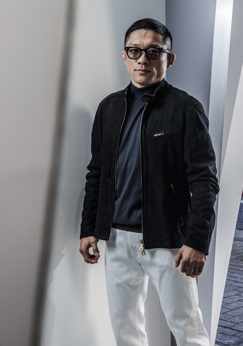▲ ブルゾン14万9600円/チンクワンタ、ニット3万7400円/ジョン スメドレー(リーミルズ エージェンシー)、パンツ3万3000円/ジャブスアルキヴィオ(F.EN.)、サングラス4万4000円/アイヴァン(アイヴァン 東京ギャラリー)