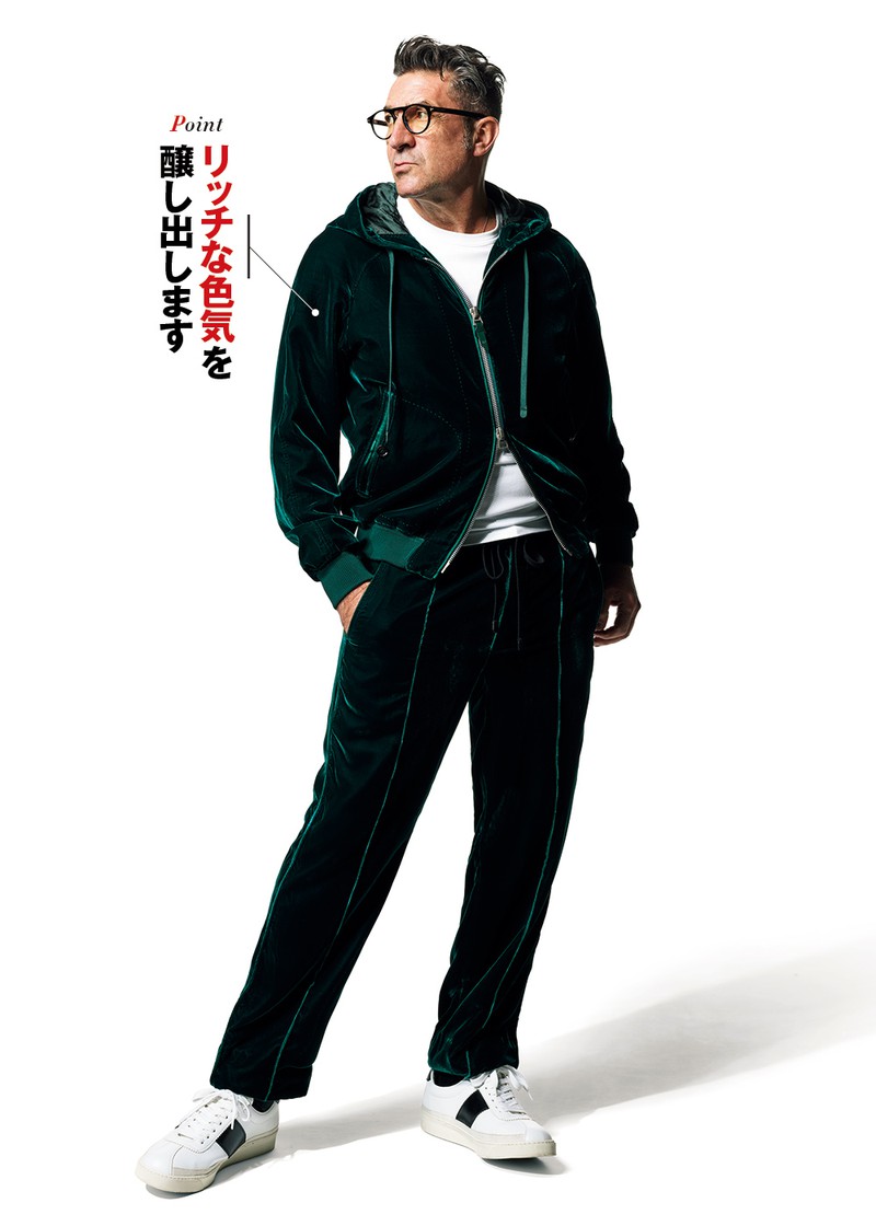 パーカ46万2000円、パンツ15万4000円、Tシャツ1万8700円、靴10万4500円/すべてトム フォード、メガネ5万600円/トム フォード アイウエア(すべてトム フォード ジャパン)