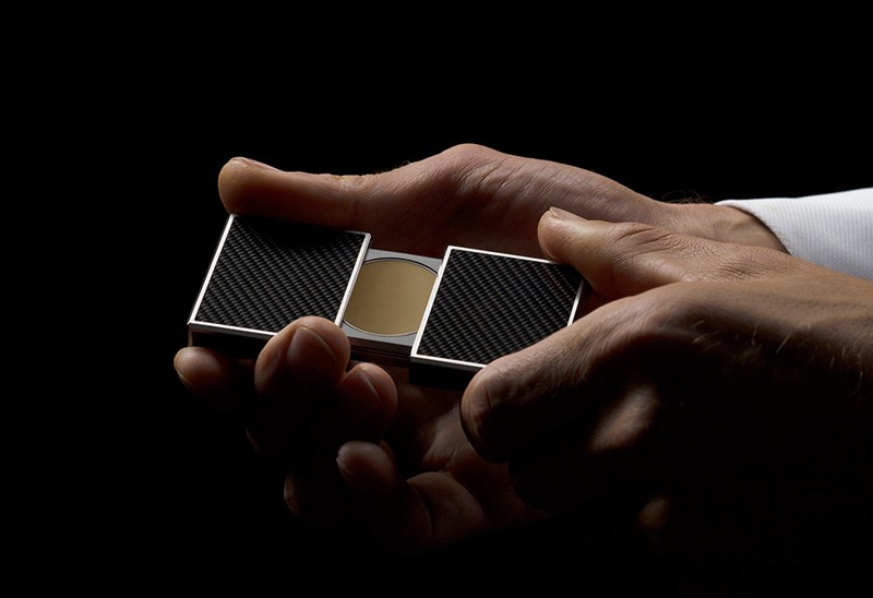 カーボンケース473万円、練り香水「クリック-クラック」0万0000円/アンリ・ジャック