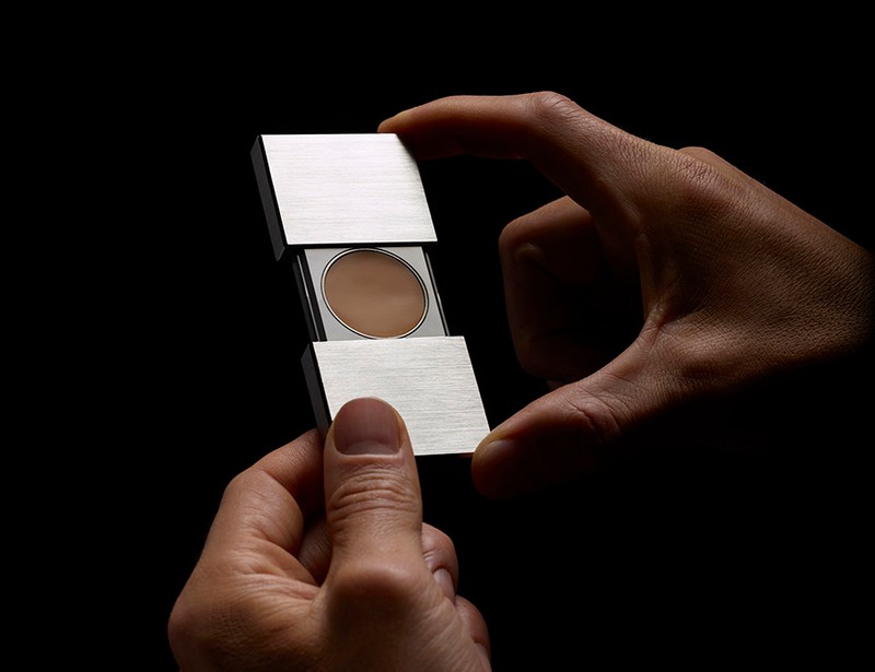 チタンケース396万円、練り香水「クリック-クラック」0万0000円/アンリ・ジャック