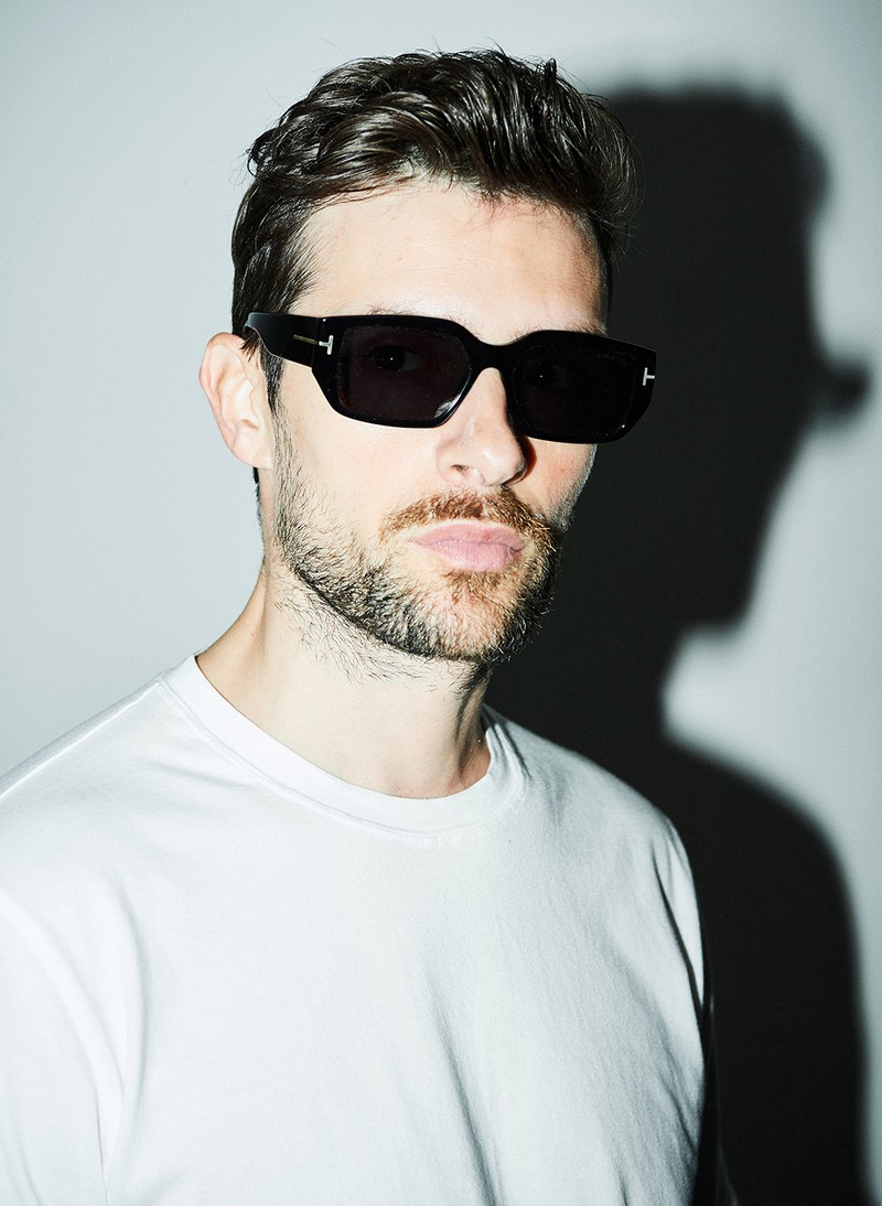 サングラス4万9500円/トム フォード(ヴィジョナイズ カスタマーサービス)、Tシャツはスタイリスト私物