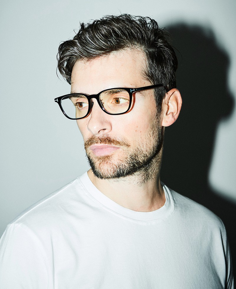 メガネ5万3900円/トム フォード(ヴィジョナイズ カスタマーサービス)、Tシャツはスタイリスト私物