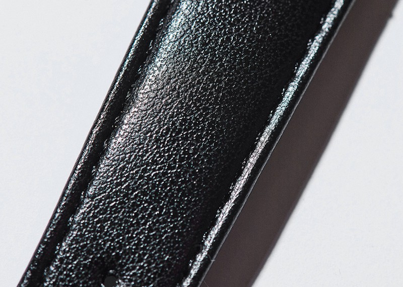 時計［クオーツ、SSケース：H33.7mm×W25.5mm、日常生活防水］41万8000円／カルティエ（カルティエ カスタマー サービスセンター）