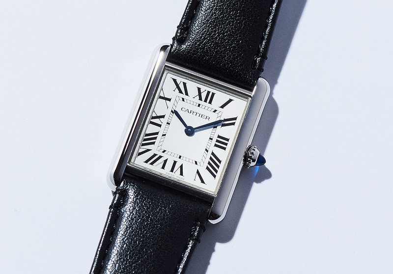 時計［クオーツ、SSケース：H33.7mm×W25.5mm、日常生活防水］41万8000円／カルティエ（カルティエ カスタマー サービスセンター）