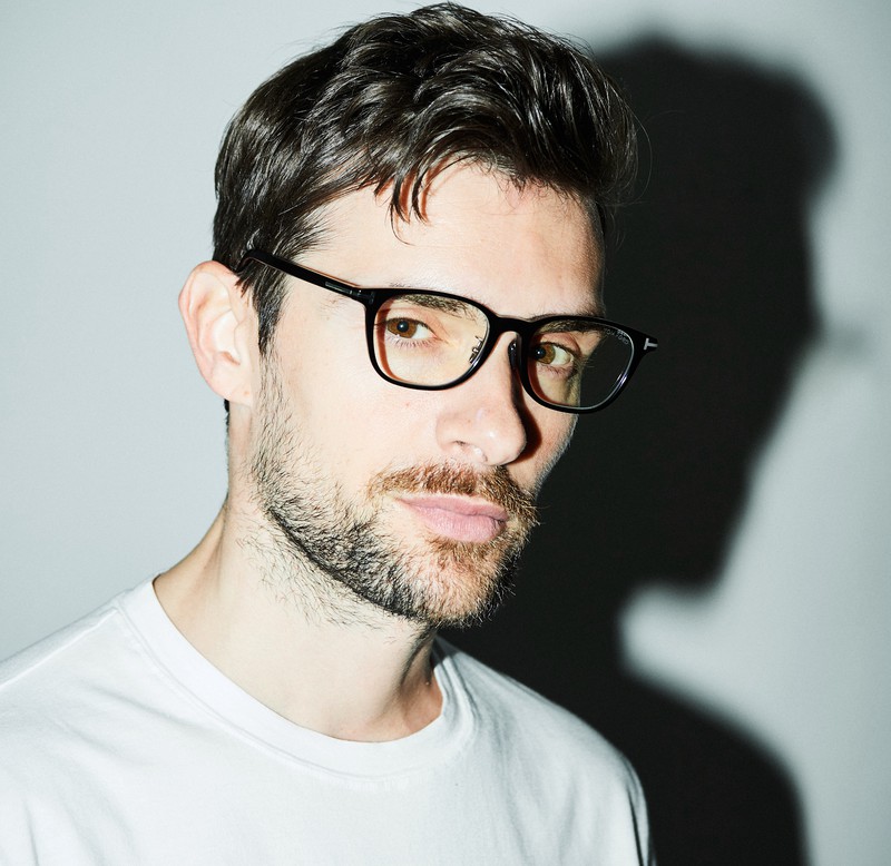 メガネ5万3900円/トム フォード(ヴィジョナイズ カスタマーサービス)、Tシャツはスタイリスト私物